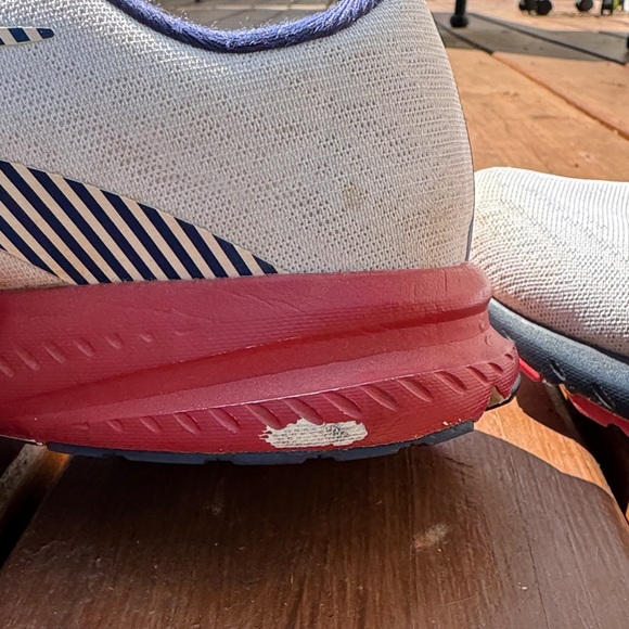 BROOKS RUNNING SHOES - Picture 9 of 12